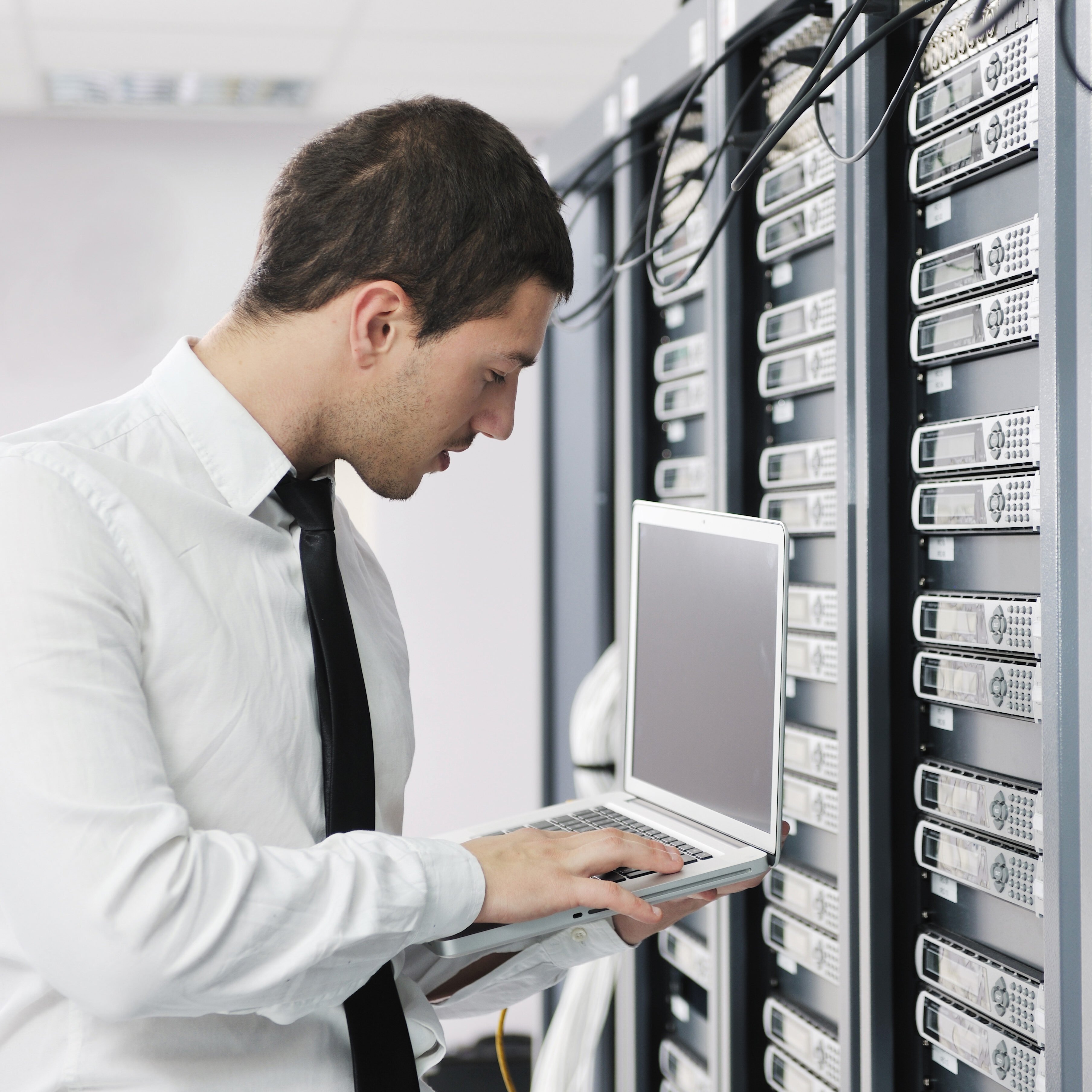 Techniker im Rechenzentrum